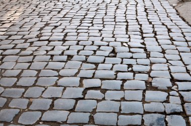 Yolun asfaltlandığı eski taş kaldırım taşları.