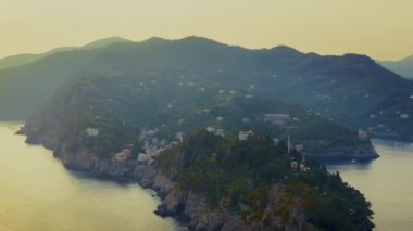 Dağ kasabasının ve günbatımının harika bir manzarası. 4K