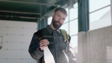 Bir oto yıkama işçisi havayı spreyliyor.