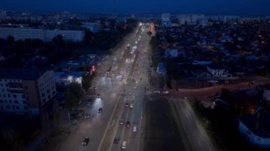 Gecenin ışığında, arabalar sadece sokak ışıklarıyla aydınlatılan caddelerde ilerliyorlar. 4K