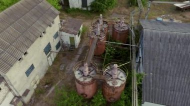 Fabrikalar ve konteynırlar terk edildi ve eski dağınık yollar uzun zamandır kimse tarafından keşfedilmedi. 4K