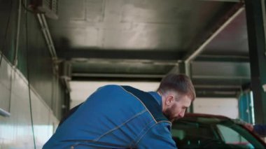 Araba yıkamacıda çalışan iki kişinin cilalamasından bir araba parlıyor. 4K