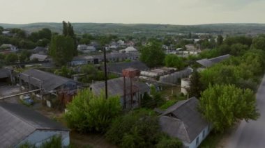 Evlerin, paslı konteynırların ve terk edilmiş fabrikaların da kendi cazibeleri vardır. Reklam videosu. 4K
