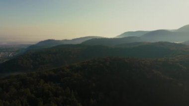 Yeşil tepe ormanlarıyla harika bir manzara. Reklam videosu. 4K