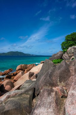 Seyşeller 'deki La Digue Adası' nın arka planında küçük bir adası olan inanılmaz bir plaj sahnesi. Yüksek kalite fotoğraf