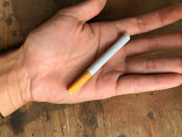 Ένα Τσιγάρο Στην Παλάμη Του Χεριού — Φωτογραφία Αρχείου