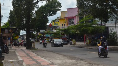 BLITAR, INDONEZYA - 22 Kasım 2022: Yoğun araçlı bir kentsel caddenin fotoğrafı