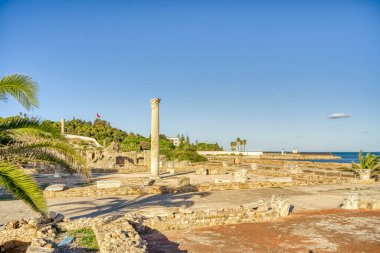 Kartaca, Tunus - Ekim 2022: Deniz kenarındaki eski harabelerin güzel manzarası, HDR Image