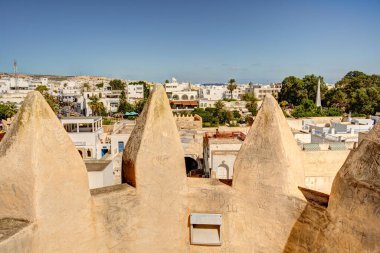 Hammamet, Tunus - Ekim 2022: Tarihi şehir merkezinde güzel manzara