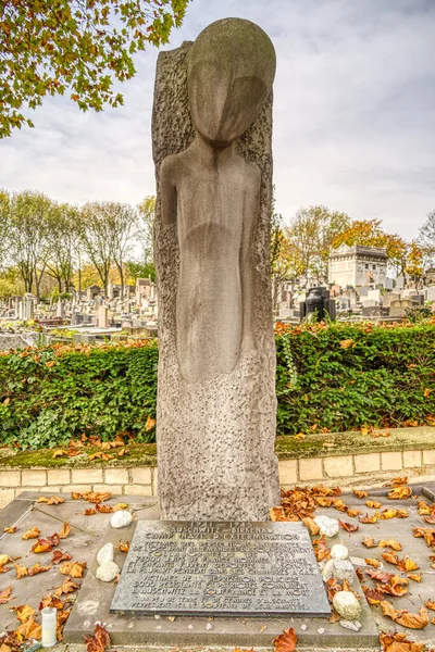 Pre Lachaise manzarası Paris 'te bir mezarlıktır. Resmi adı Doğu Mezarlığı. Burası Fransız başkentindeki en büyük mezarlık..