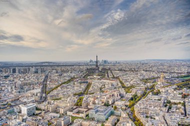 Bulutlu havada Paris, Fransa 'nın insansız hava aracı görüntüsü