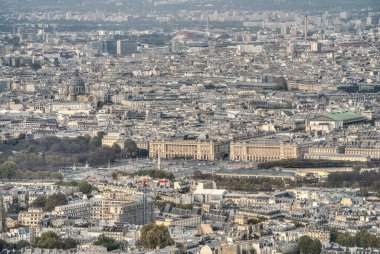 Bulutlu havada Paris, Fransa 'nın insansız hava aracı görüntüsü