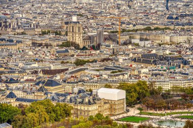 Bulutlu havada Paris, Fransa 'nın insansız hava aracı görüntüsü