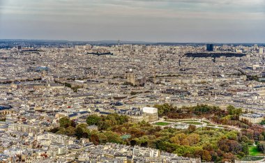 Bulutlu havada Paris, Fransa 'nın insansız hava aracı görüntüsü