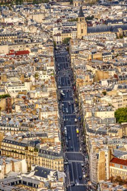 Bulutlu havada Paris, Fransa 'nın insansız hava aracı görüntüsü