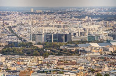 Bulutlu havada Paris, Fransa 'nın insansız hava aracı görüntüsü