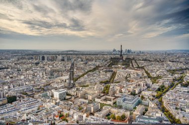 Bulutlu havada Paris, Fransa 'nın insansız hava aracı görüntüsü