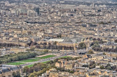 Bulutlu havada Paris, Fransa 'nın insansız hava aracı görüntüsü