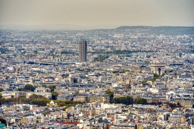 Bulutlu havada Paris, Fransa 'nın insansız hava aracı görüntüsü