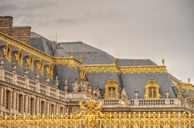 Versailles, Fransa - Kasım 2022: Bulutlu havada saray ve bahçeler, HDR Görüntü