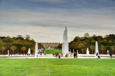 Versailles, Fransa - Kasım 2022: Bulutlu havada saray ve bahçeler, HDR Görüntü