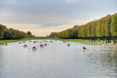 Versailles, Fransa - Kasım 2022: Bulutlu havada saray ve bahçeler, HDR Görüntü