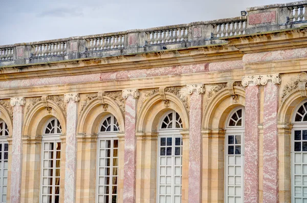 Versailles, Fransa - Kasım 2022: Bulutlu havada saray ve bahçeler, HDR Görüntü