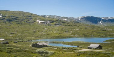 Norveç 'te yaz mevsiminde dağların ve tehlike platosunun güzel manzarası ve gölü.