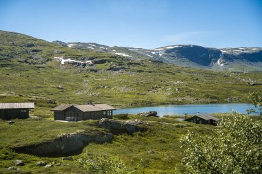 Norveç 'te yaz mevsiminde dağların ve tehlike platosunun güzel manzarası ve gölü.