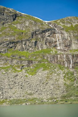 Norveç 'te yaz mevsiminde dağların ve tehlike platosunun güzel manzarası ve gölü.