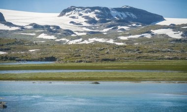 Norveç 'te yaz mevsiminde dağların ve tehlike platosunun güzel manzarası ve gölü.