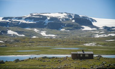 Norveç 'te yaz mevsiminde dağların ve tehlike platosunun güzel manzarası ve gölü.