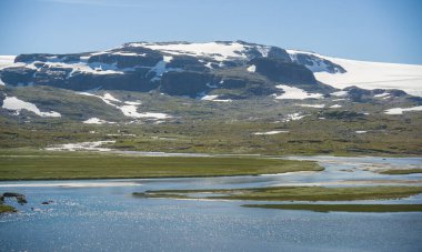 Norveç 'te yaz mevsiminde dağların ve tehlike platosunun güzel manzarası ve gölü.