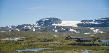 Norveç 'te yaz mevsiminde dağların ve tehlike platosunun güzel manzarası ve gölü.