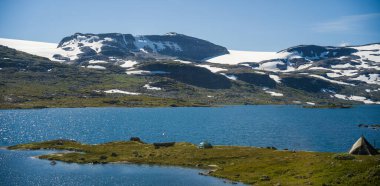 Norveç 'te yaz mevsiminde dağların ve tehlike platosunun güzel manzarası ve gölü.