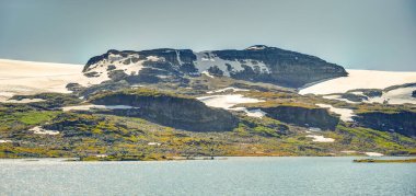 Norveç 'te yaz mevsiminde dağların ve tehlike platosunun güzel manzarası ve gölü.