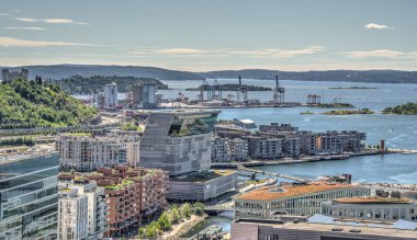 Oslo, Norveç - Temmuz 2022: Yaz mevsiminde şehir ve binaların manzarası çok güzel, HDR Image