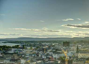 Oslo, Norveç - Temmuz 2022: Yaz mevsiminde şehir ve binaların manzarası çok güzel, HDR Image