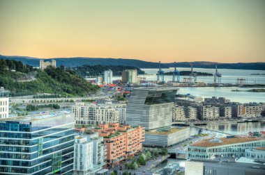 Oslo, Norveç - Temmuz 2022: Yaz mevsiminde şehir ve binaların manzarası çok güzel, HDR Image