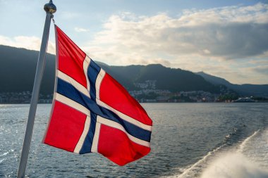 Norveç bayrağıyla Hardangerfjord 'un inanılmaz manzarası 