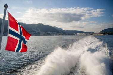 Norveç bayrağıyla Hardangerfjord 'un inanılmaz manzarası 