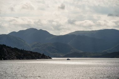 Norveç 'teki Hardangerfjord ve gemi manzarası harika. 
