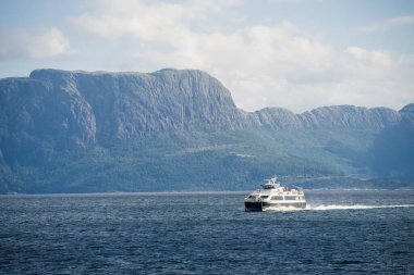 Norveç 'teki Hardangerfjord ve gemi manzarası harika. 