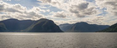 Norveç 'te Hardangerfjord' un doğa arkaplanındaki güzel manzarası