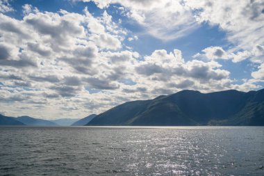Norveç 'te Hardangerfjord' un doğa arkaplanındaki güzel manzarası