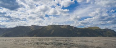 Norveç 'te Hardangerfjord' un doğa arkaplanındaki güzel manzarası