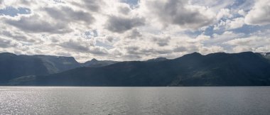 Norveç 'te Hardangerfjord' un doğa arkaplanındaki güzel manzarası