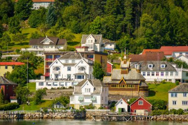 Norveç 'te yaz mevsiminde Hardangerfjord' un inanılmaz manzarası