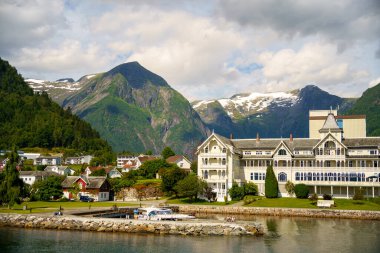 Norveç 'te yaz mevsiminde Hardangerfjord' un inanılmaz manzarası