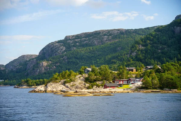 关于挪威夏季危险峡湾的惊人观点 — 图库照片
